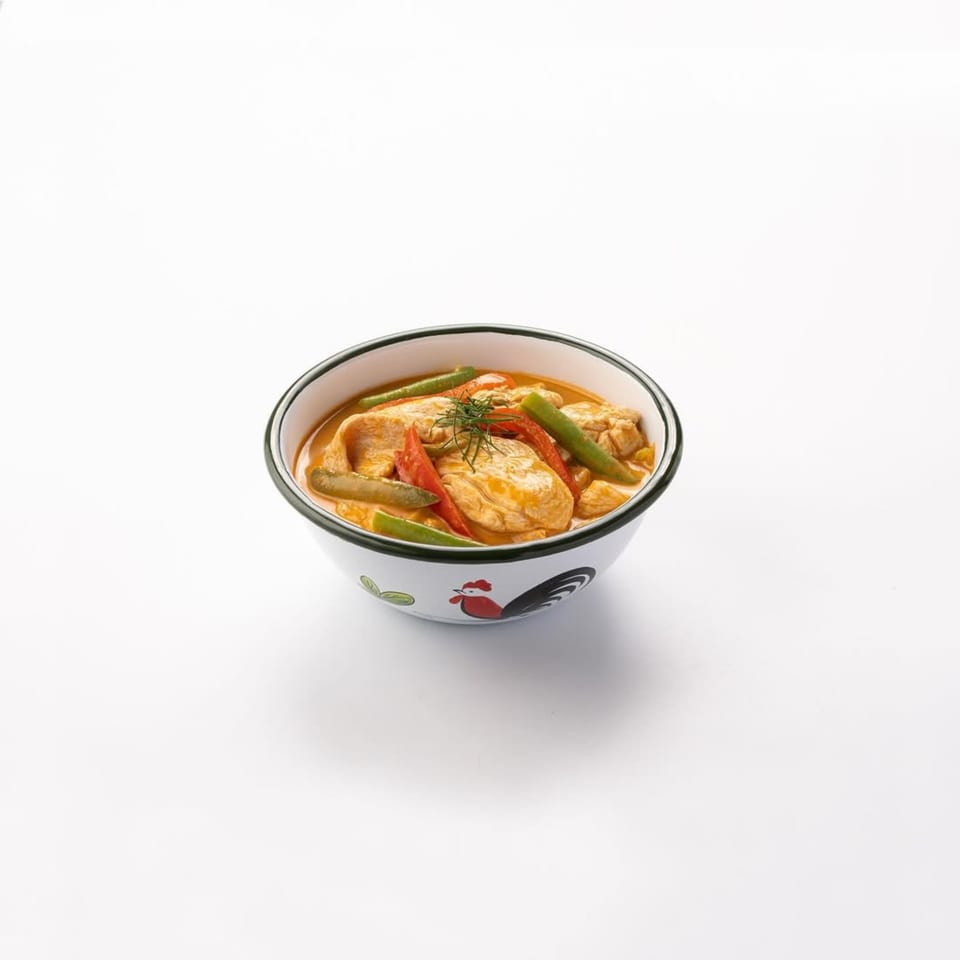 Skye Thai red curry with chicken, green beans, and red peppers in a rooster bowl.